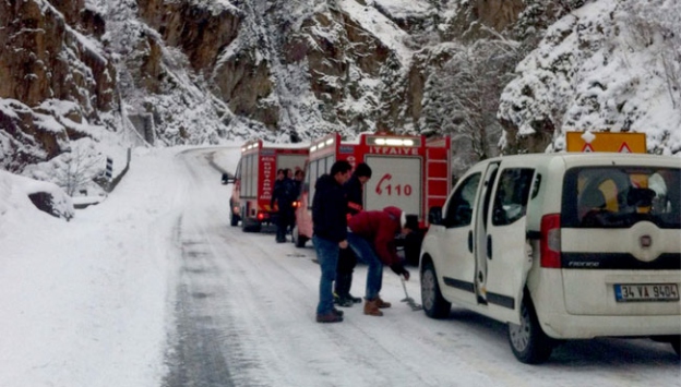 Trabzon’daki Çığ Felaketinde son durum Trabzon'un Çaykara ilçesi Kavlatan mevkiindeki Balkodu-2 HES şantiyesinde çığ altında kalan 4 işçiyi kurtarma çalışmaları, gün ışıklarıyla birlikte yeniden başladı. Çaykarada işçiler kurtarıldı mı Trabzon’daki Çığ Felaketinde son durum
