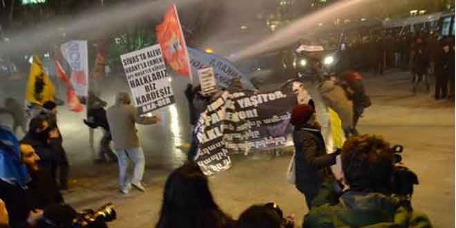 Ankara'da Hrant Dink anmasına müdahale! Hrant Dink’i öldürülmesinin 8. yılında Adalet Bakanlığı'na siyah çelenk bırakarak anmak isteyenlere polis tazyikli su ve biber gazı ile müdahale etti. 20 kişinin de gözaltına alındığı öğrenildi. Ankarada Hrant Dink anmasına gazlı madahale hrant-dink-19012015-660x330 (1)