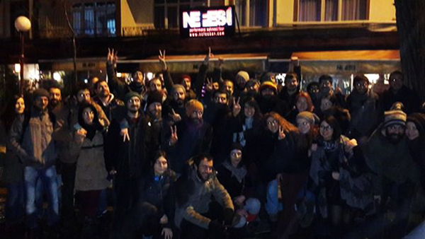 Nefes Bar çalışanları sonunda kazandı Nefes Bar sahibinin bir arkadaşlarını işten çıkarması sonucu direnişe geçen bar emekçilerinin direnişleri üçüncü gününde kazanımla sonuçlandırdı. Bar emekçileri Ankara Kızılay’daki Nefes Bar’da kafe-bar emekçilerinin güvencesiz koşullarda çalıştırılması ve bar işletmecisinin bir emekçiyi işten çıkarması üzerine 10 Ocak’ta başlayan direniş, üçüncü gününde kazanımla sonuçlandı. Nefes Bar emekçileri, kazanımlarını şöyle ilan etti: Nefes’te direniş kazandı! Nefes işletmecisi, arkadaşlarımızın özverileri ve emekçi arkadaşlarımızın kararlılıkları sayesinde tüm talepler kabul edildi. Nefes eskiden olduğu gibi emeğin oldu. Yarın akşam saat 20.00’da aynı yerde basın açıklaması yapılacak. Bizimle olan tüm dostları, yoldaşları bekleriz.