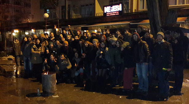 Nefes Bar çalışanları sonunda kazandı Nefes Bar sahibinin bir arkadaşlarını işten çıkarması sonucu direnişe geçen bar emekçilerinin direnişleri üçüncü gününde kazanımla sonuçlandırdı. Bar emekçileri nefes_bar_kazanim_2