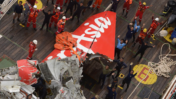 Düşen AirAsia'nın kuyruk kısmı çıkarıldı! AirAsia hava yollarına ait yolcu uçağının Endonezya'dan Singapur'a giderken 162 yolcuyla birlikte kaybolmasının ardından 2 hafta sonra uçağın kuyruk kısmı denizden çıkarıldı. Düşen AirAsia uçağı ucagin-kuyruk-kismi-cikarildi-5176914