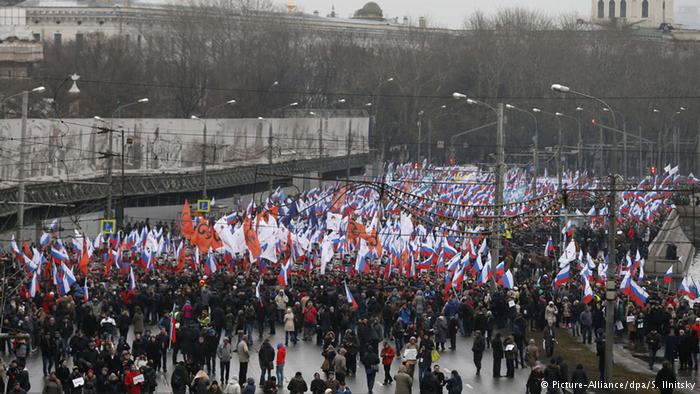 Moskova’da on binler Nemtsov için yürüdü