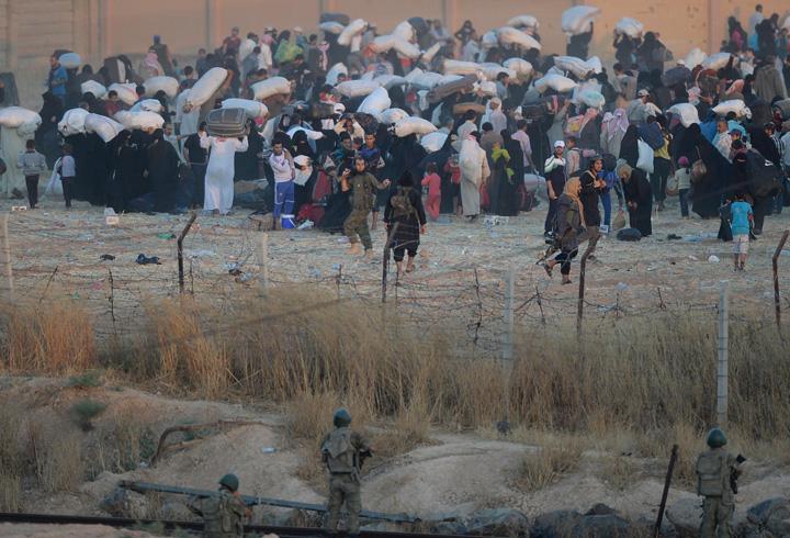 Tel Abyad'a sıkışan IŞİD'in Türkiye'ye geçme endişesi var Şanlıurfa - Rakka ile bağlantısı kesilen ve Tel Abyad'a sıkışan IŞİD'lilerin sınırdan Türkiye'ye kaçma ihtimali halkı endişelendiriyor. IŞİD Şanlıurfa - Rakka ile bağlantısı kesilen ve Tel Abyad'a sıkışan IŞİD'lilerin sınırdan Türkiye'ye kaçma ihtimali halkı endişelendiriyor.