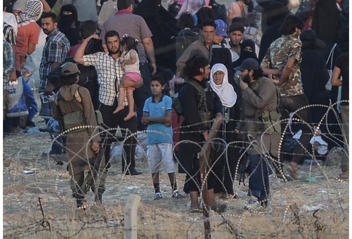Tel Abyad'a sıkışan IŞİD'in Türkiye'ye geçme endişesi var Şanlıurfa - Rakka ile bağlantısı kesilen ve Tel Abyad'a sıkışan IŞİD'lilerin sınırdan Türkiye'ye kaçma ihtimali halkı endişelendiriyor. IŞİD Şanlıurfa - Rakka ile bağlantısı kesilen ve Tel Abyad'a sıkışan IŞİD'lilerin sınırdan Türkiye'ye kaçma ihtimali halkı endişelendiriyor.