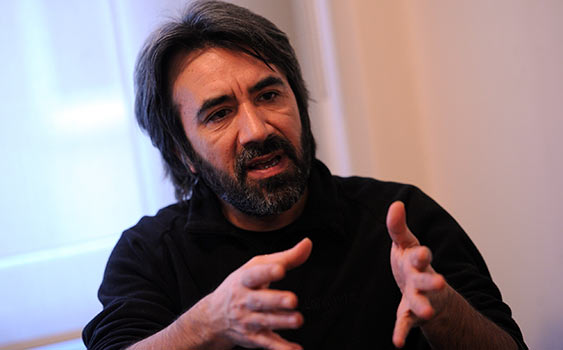 Zeki Demirkubuz "Topluma yapılan baskı ve tehditler yüzünden oyumu HDP’ye vereceğim" Ekim'de yeni filmi Bulantı'nın vizyona gireceği Ünlü Yönetmen Zeki Demirkubuz gündem ve son filmiyle ilgili önemli açıklamalarda bulundu. Bulantı Ekim'de yeni filmi Bulantı'nın vizyona gireceği Ünlü Yönetmen Zeki Demirkubuz gündem ve son filmiyle ilgili önemli açıklamalarda bulundu.