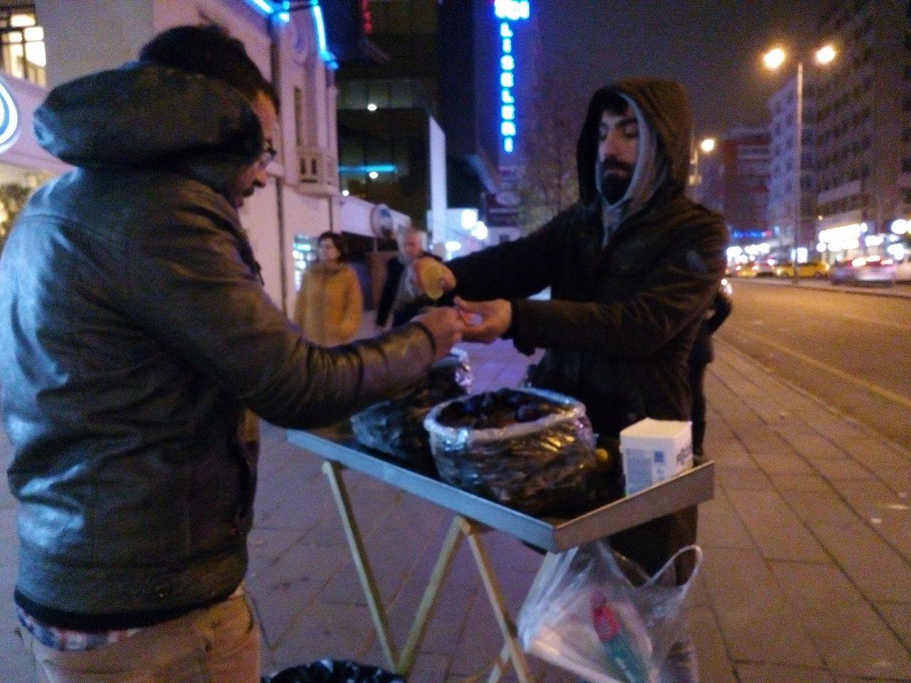 Atanamayan bir öğretmenin portresi: Öğretmen masası yerine midye tezgahına Atanamayan öğretmenler Türkiye eğitim sisteminin en büyük sorunu olmaya devam ederken, yükseköğrenimde son 10 yılda eğitim fakültelerinin sayısı 63’den 97’ye, fen edebiyat fakültelerinin sayısı ise 91’den 184’e yükseldi. Bu sürede eğitim fakülteleri %54, fen edebiyat fakülteleri %102 oranında büyüdü. Üniversitelerde yaklaşık 500 bin öğretmen adayı eğitim görüyor. Günümüz itibari ile eğitim fakültelerinde 220 bin, fen edebiyat fakültelerinde 280 bin öğrenci öğrenim görüyor. Abdülhamit Ekdi Abdülhamit Ekdi Meki Ekin