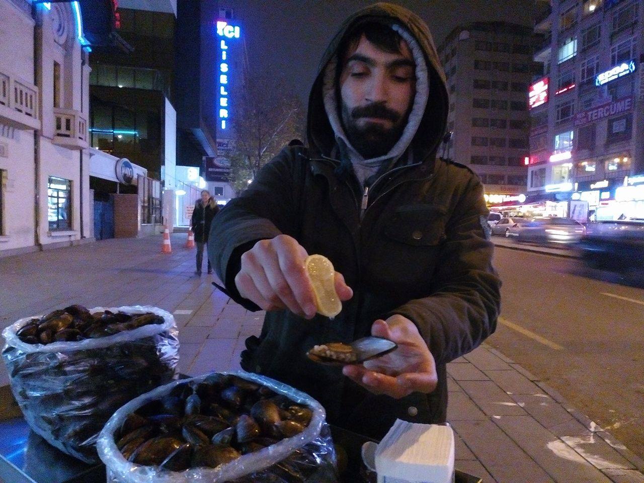 Atanamayan bir öğretmenin portresi: Öğretmen masası yerine midye tezgahına Atanamayan öğretmenler Türkiye eğitim sisteminin en büyük sorunu olmaya devam ederken, yükseköğrenimde son 10 yılda eğitim fakültelerinin sayısı 63’den 97’ye, fen edebiyat fakültelerinin sayısı ise 91’den 184’e yükseldi. Bu sürede eğitim fakülteleri %54, fen edebiyat fakülteleri %102 oranında büyüdü. Üniversitelerde yaklaşık 500 bin öğretmen adayı eğitim görüyor. Günümüz itibari ile eğitim fakültelerinde 220 bin, fen edebiyat fakültelerinde 280 bin öğrenci öğrenim görüyor. Abdülhamit Ekdi Abdülhamit Ekdi