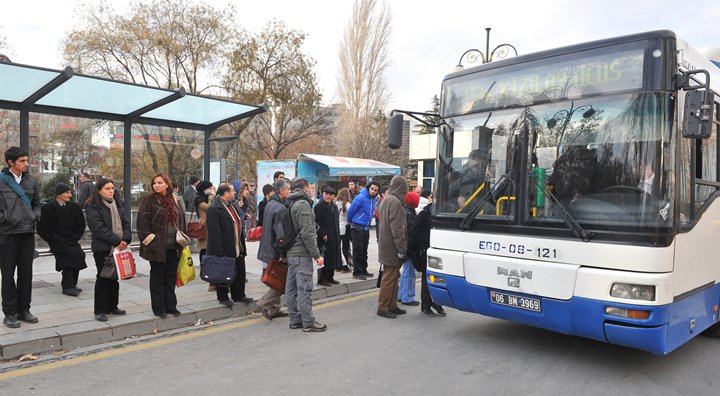 EGO'dan ikinci cinsiyetçi uygulama dalgası Ankara Büyükşehir Belediyesi, öğrencilerden sonra ikinci bir cinsiyetçi uygulamaya imza attı. Ankara EGO otobüslerinde yeni uygulama: ‘Bay-Bayan’ öğrenci