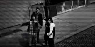 Coca Cola’dan tavsiye: Adam nasıl dövülür? Coca Cola, buzlu çay markası “Fuse Tea”