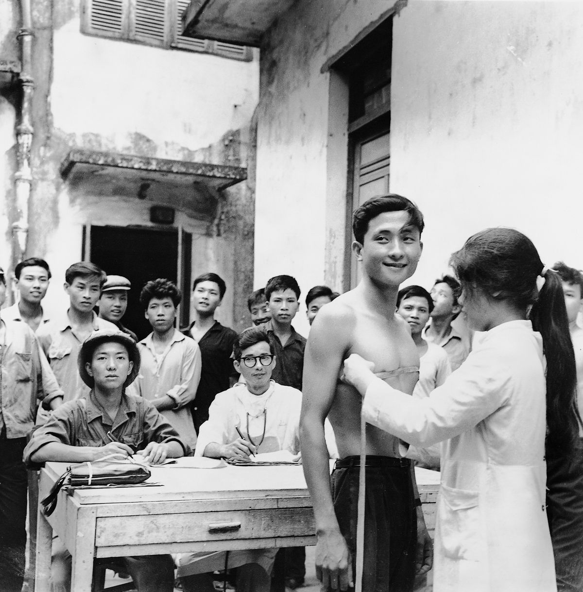 Temmuz 1967, Kuzey Vietnam Ordusuna katılanlar fiziksel testlerden geçerken.