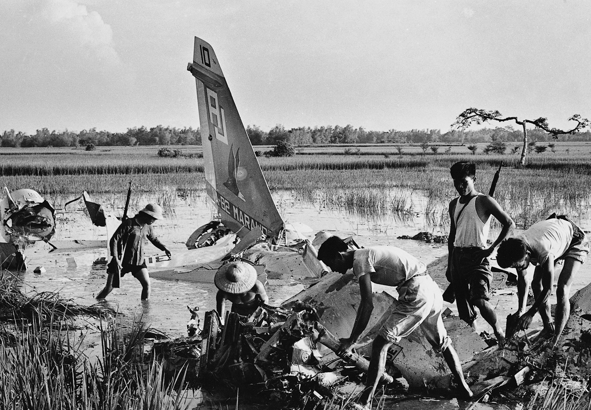 Temmuz 1972, düşürülen ABD uçağını parçalayan Vietnamlı milisler.