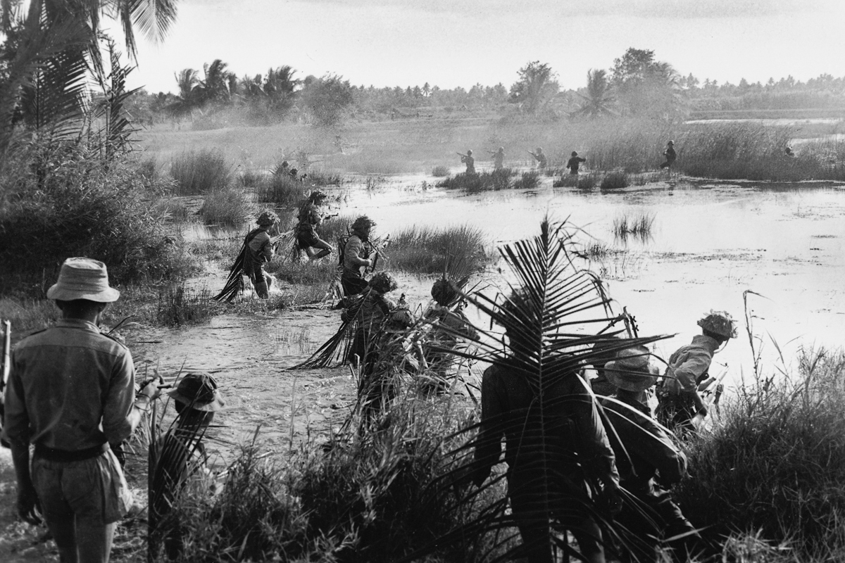 Tarih bilinmiyor, Makong Deltası’nda Güney Vietnamlı askerlerle göğüs göğüse çarpışan Viet Cong gerillaları.