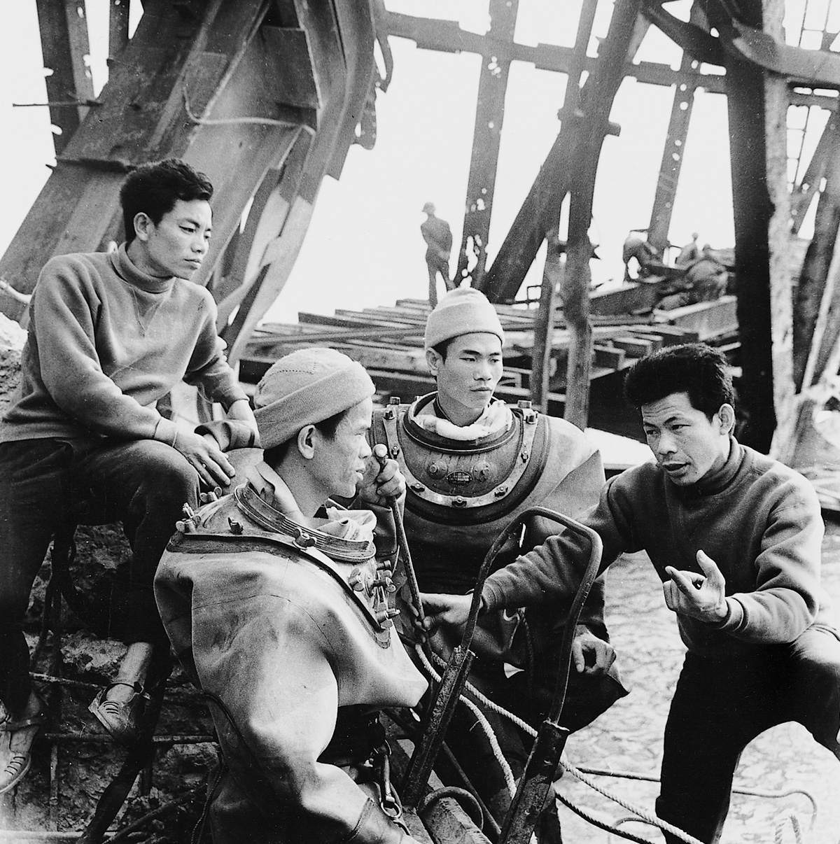 1973, bombalanan Ham Rong köprüsünün tamir eden işçiler.