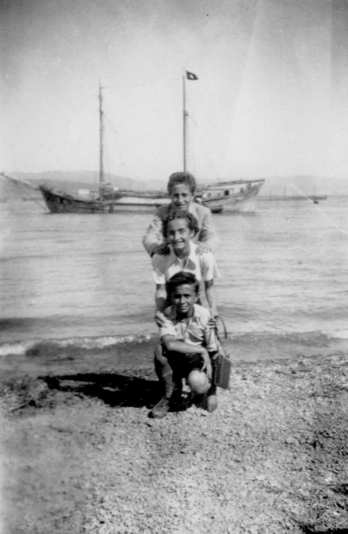 Özdemir-Özgönül kardeşler ve Resai dayıları, Büyükdere 1938.