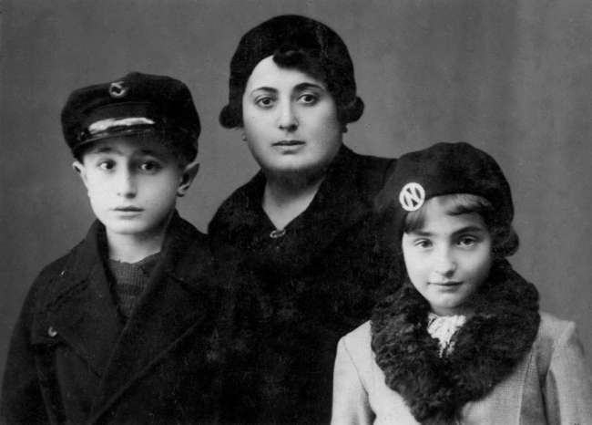 Hamdiye Asaf ikizleri Özdemir ve Özgönül’le, 1930