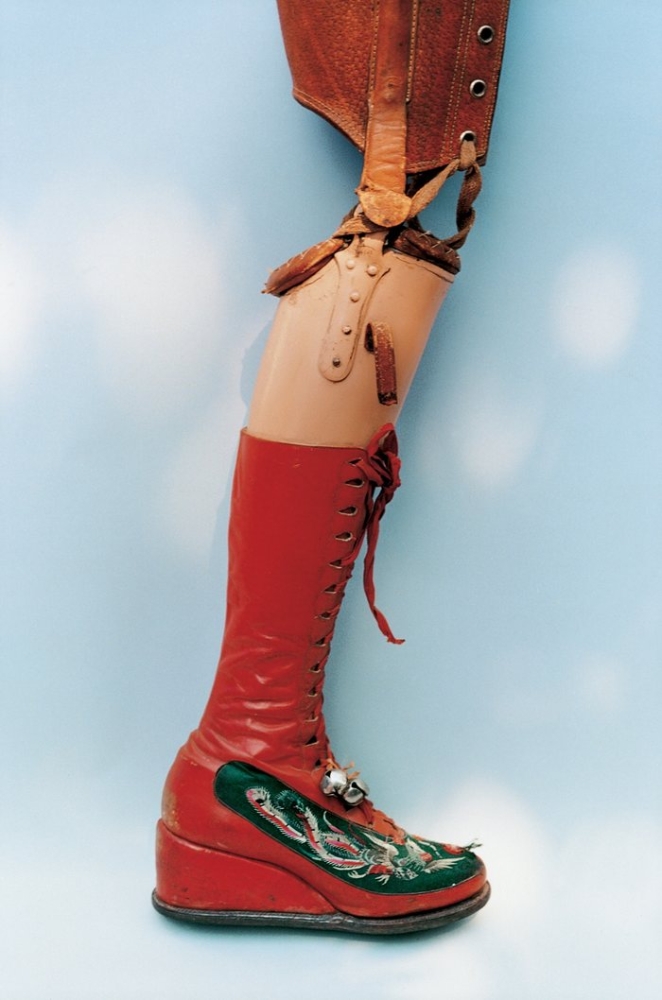 Frida'nın bir bacağı 1953 yılında kesildi. Bu protez bacağı kırmızı botlu olarak kendisi tasarladı.
