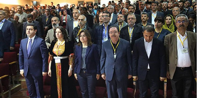 DTK'nın 1. Olağanüstü Kongresi’nin sonuç bildirgesini açıkladı DTK gerçekleştirdiği Olağanüstü Kongresi’nin sonuç bildirgesinde Kürt sorununun demokratik-barışçıl çözümünün sağlanması gerektiği belirtildi. Dtk DTK, Sonuç Bildirgesi, DTK 1. Olağanüstü Kongresi,