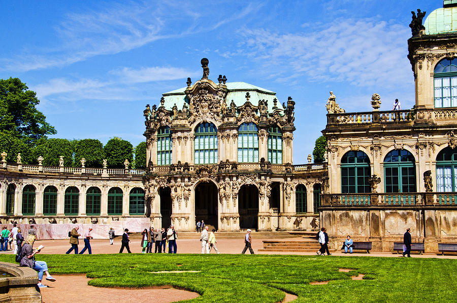 Dresden’in muhteşem barok başyaptı Zwinger’e (Kale Avlusu) görkemli bir giriş olan Kronentor’dan sağlanıyor.