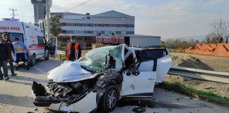 Hurdaya dönen otomobilden sağ çıktılar