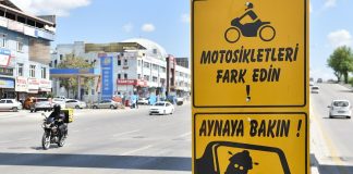 Motosiklet sürücüleri için farkındalık levhaları