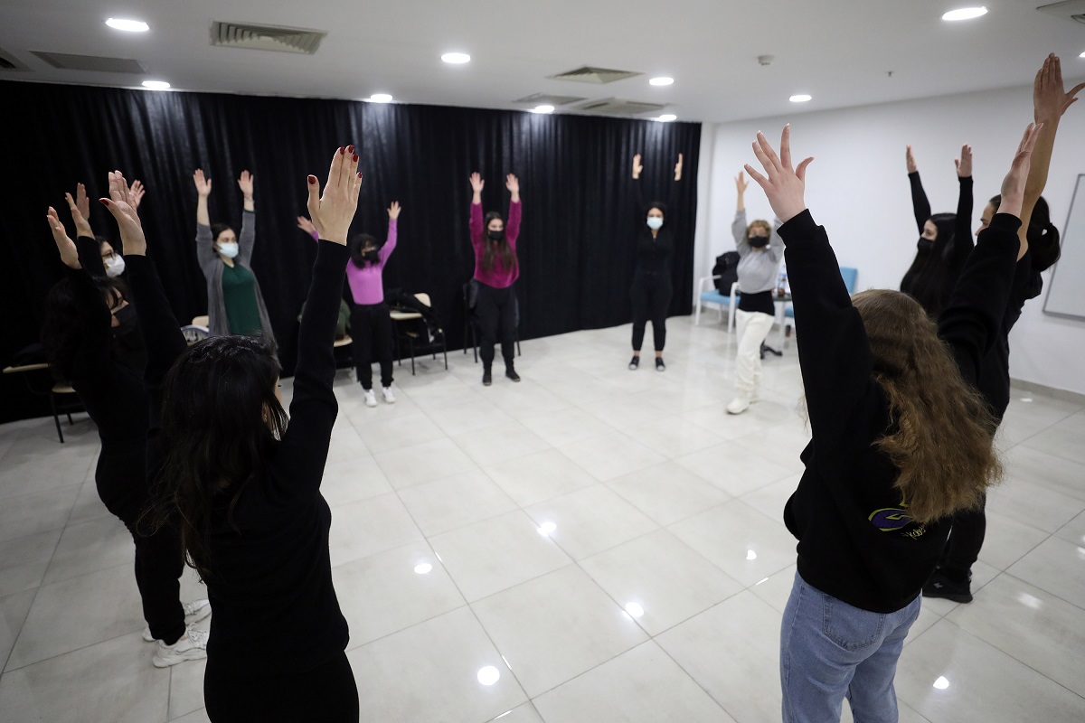 Konservatuar seçmelerine 300 başvuru Başkent’in genç tiyatrocu adayları, Yenimahalle Belediyesi ve Sadri Alışık Kültür Merkezi işbirliği ile Yenimahalle’de hayata geçirilen ücretsiz konservatuar eğitimi için seçmelere katıldı. Konservatuar hakkında yenimahalle konservatuar secmeleri 1 Konservatuar
