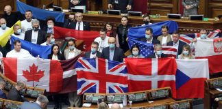 Ukrayna Parlamentosunda NATO ülkelerinin bayrakları açıldı