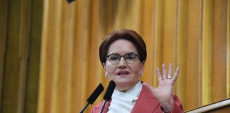 Meral Akşener: Sabredin, çok az kaldı! İyi Parti lideri Meral Akşener TBMM’de partisinin grup toplantısında konuştu. Gündeme dair değerlendirmelerde bulunan Akşener, 14 Mart Tıp Bayramı’nı kutladı. Doktorlara seslenen Akşener, “Anlayışsız, düşmanca ve şımarık tavırlarla karşı karşıya kalıp, nasıl yıpratıldığınızı, biz biliyoruz. Ama biraz daha sabredin, çok az kaldı! Mutlu ve huzurlu günler görmenize, emin olun çok az kaldı! İyi Parti iktidarında; daha fazla hor görülmenize, müsaade etmeyeceğiz. Hiç merak etmeyin." dedi. Partililerine seslenen İyi Parti lideri Meral Akşener, “İktidar geldiğimizde, ki aslanlar gibi geliyoruz, o hastanelerin sözleşmelerini tek tek inceleteceğiz. İhalelerdeki usulsüzlükleri, sözleşmelerdeki hukuka aykırılıkları, şirketlerin, sözleşmelere uymayan işlemlerini, birer birer tespit edeceğiz. Ve uluslararası hukuku kullanıp gerekirse tek taraflı olarak feshedeceğiz” dedi. "MİLLETÇE ŞİRİNLER KÖYÜ’NDE YAŞIYORUZ" “Geçtiğimiz günlerde, Bay Kriz çıktı, 'Bizim Ayçiçek yağı, zeytin yağı gibi sorunlarımız yok.' dedi diye konuşan Akşener, “Şaşırdık mı? Şaşırmadık. Çünkü, kendisine göre, ülkemizde zaten; Evine ekmek götüremeyen de yok. Akaryakıt kuyruğu da yok. Ekmek kuyruğu da yok. İşsizlik de yok. Yoksulluk da yok. Yolsuzluk da yok. Hatta Türkiye’de hiçbir sorun yok, milletçe Şirinler Köyü’nde yaşıyoruz." ifadelerini kullandı. Türk Telekom’a ilişkin konuşan Akşener, “90’lı yılların ortasında, 25-30 milyar dolar arasında, değer biçilen Türk Telekom’un, yüzde 55’ini, ailece muhabbet kurdukları, Lübnan’lı Hariri’ye 'Özelleştirme yapıyoruz, yabancı sermaye giriyor.' tezahüratları eşliğinde, 6 buçuk milyar dolara sattılar. Hariri, gözlerinin önünde Türk bankalarından kredi kullandı. Gıklarını çıkarmadılar. Sözleşme gereği söz verdiği hiçbir yatırımı yapmadı. Dönüp tek bir laf etmediler. Türk Telekom’un kârını cebine indirdi. 'Sen ne yapıyorsun?' demediler. Cumhuriyet tarihinin en büyük soygununa bilerek ve isteyerek göz yumdular” dedi. “En sonunda Hariri cebine indirdiği kâr dışında, her şeyi bırakıp gidince de hisseler, kredi aldığı bankalara devroldu. Peki soygun burada bitti mi? Hayır bitmedi. Sözleşme, 2026’da sona ereceği için hisseler, 2026 yılında zaten ücretsiz olarak devlete geçecekti. Onlar ne yaptı? 2026’yı beklemediler, Varlık Fonu’na, 1 milyar 650 milyon dolara, tabiri caizse çaktılar... Yani, milletin kesesinden, 24 buçuk milyar lirayı daha zarar hanesine yazdılar. Pandemide vatandaşına, ancak 10 milyar liralık, nakit desteği verebilen Bay Kriz, eski dostu Mösyö Hariri için, 24 buçuk milyar lirayı bir çırpıda harcadı. Dile kolay… 24 buçuk milyar lira.” “KUL HAKKIDIR, HARAMDIR” "Hani iki ayyaş diye hakaret ettikleri bu ülkenin kurucu lideri Atatürk ve onun yakın arkadaşı İnönü var ya, cumhuriyet yeni kurulmuş, fabrikalar yapmaya çalışıyorlar her şeyi böyle gıdım gıdım artırıp yatırım yapmaya çalışıyorlar. Tarımı kalkındırmaya çalışıyorlar ama elbette savaştan çıkmış bir ülkede yokluk var. O yokluğun nasıl paylaşıldığını söyleyeyim size. O devrin bakanlarının çocuklarına 5 metre 3 metre neyse Amerikan bezi verilirmiş. O Amerikan bezinden boyanmış elbiseyi giren ablam anlattı. İnönü’nün ailesine de tabii veriliyor. Hepsine veriliyor. Bu bakanların eşlerinin bir kısmı beyaz düz Amerikan bezi denilen kumaşı boyamakta usta bir kısmı da onları dikmekte usta. Bir araya gelip o çocuklarının bezini diken çocuklarına giydiren ve okula giderken mesela Özlem Toker’in ayakkabısının altının tam bu kadar pençeyle kalın bir şekilde olduğu söylüyorlar. Ama aynı şekilde Zerrin ablamın ayakkabısının altı da bu kadar. Bu ne biliyor musunuz? Yokluğu paylaşmak, vatandaşımda ne eksikse o bende olamaz demek. O okunan okullarda parlak zeki genç kızların genç delikanlı çocukların gazinin maaşından ayrılan parayla okutulduğunu biliyor musunuz? Buna karşılık 11 maaş alanlar ve 500 milyon dolarlık uçaklarda gezenler sarayda sefa sürenler, 18 yaşındaki oğlu bali içmesin diye dershaneye gönderebilmek için gayret eden ev kadınları! Günahtır günah. Kul hakkıdır, haramdır, haram!” “BİRAZ DAHA SABREDİN, ÇOK AZ KALDI” “Ülkemizin bağımsızlık ateşine har olan kendini, mesleğine, vatanına ve milletine adayan, Tıbbiyeli Hikmet’in açtığı bayrağı, bugün devralan, Fedakârlığın ve özverinin simgesi tüm hekimlerimizin, 14 Mart Tıp Bayramı’nı, yürekten kutluyorum. İyi ki varsınız!" diyen Akşener sözlerini şöyle sürdürdü: “Cumhuriyetimizin yetiştirdiği değerli doktorlarımız; büyük fedakârlıklarla, özveriyle ve zorluklarla çalıştığınızı biz biliyoruz. Kıymetli mesleğinizin, hak ettiği saygınlığı göremediğinizi, biz biliyoruz. Çalışma saatlerinden, şiddete kadar, türlü haksızlığa maruz kaldığınızı biz biliyoruz. Bütün bunlar yetmezmiş gibi bir de anlayışsız, düşmanca ve şımarık tavırlarla karşı karşıya kalıp, nasıl yıpratıldığınızı, biz biliyoruz. Ama biraz daha sabredin, çok az kaldı! Mutlu ve huzurlu günler görmenize, emin olun çok az kaldı! İyi Parti iktidarında; daha fazla hor görülmenize, müsaade etmeyeceğiz. Hiç merak etmeyin." “O HASTANELERİN SÖZLEŞMELERİNİ TEK TEK İNCELETECEĞİZ” “Rantın 5 atlısı, bir de gidip, utanmadan, Dünya Bankası’nın, yatırım sigortası birimi, MIGA’ya sözüm ona yatırımları için, siyasi risk sigortası yaptırmışlar” diyen Akşener konuşmasına şöyle devam etti: “Bu vesileyle, yolsuzluğu da sigortalamak mümkünmüş onu da öğrenmiş olduk… Sigortada tarif edilen siyasi risklerden biri de kamulaştırma. Yani bu fevkalade zeki arkadaşlar Ak Parti iktidarı sona erdiğinde, yaptıkları onca usulsüzlük ve yolsuzluk açığa çıktığında yeni gelen hükümet, kamulaştırmaya başvurmasın diye, bu yola başvurmuşlar. Yalnız maalesef kendilerine kötü bir haberim var: İstediğiniz sigortayı yaptırın, bizim için hiç fark etmez. Yolsuzluk, her yerde yolsuzluktur. Usulsüzlük, her yerde usulsüzlüktür. Hırsızlık, her yerde hırsızlıktır. Hiç kusura bakmayın. İktidar geldiğimizde, ki aslanlar gibi geliyoruz, o hastanelerin sözleşmelerini tek tek inceleteceğiz. İhalelerdeki usulsüzlükleri, sözleşmelerdeki hukuka aykırılıkları, şirketlerin, sözleşmelere uymayan işlemlerini, birer birer tespit edeceğiz. Ve uluslararası hukuku kullanıp gerekirse tek taraflı olarak feshedeceğiz. Ondan sonrası sizinle yolsuzluklarınızı finanse ettirdiğiniz, kredi kuruluşları arasında… Bizi ilgilendirmez."