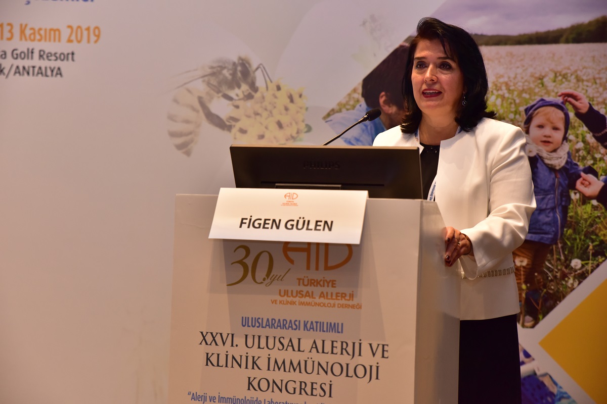 Covid 19 ile alerjik rinit belirtileri karışabilir! Havaların ısınmasıyla artan polen ve akarların duyarlı kişilerde ortaya çıkardığı semptomların koronovirüs belirtileriyle karıştırılabileceğine dikkat çeken Türkiye Ulusal Alerji ve Klinik İmmünoloji Derneği, Alerjik Rinit Çalışma Grubu Başkanı Prof. Dr. Figen Gülen, “Alerjiler tipik olarak, burun akıntısı ve burun tıkanıklığı gibi şikayetlere sebep olur, koronavirüs ve gribal enfeksiyonlarda olduğu gibi ateşe yol açmazlar” dedi. hakkında Covid 19 ile alerjik rinit belirtileri 2