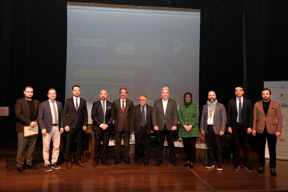 Geleceğin Yazılımcıları Sektöre İlk Adımını Attı İstanbul Ticaret Üniversitesi’nin İstanbul Kalkınma Ajansı desteğiyle hayata geçirdiği Ticar@ Yazılımcı Akademisi, 118 yazılımcı adayını sektöre kazandırdı. Mezun kursiyerler, projelerini Kariyer Zirvesi’nde teknoloji dünyasının beğenisine sunarak sektöre ilk adımlarını attı. Etkinlikte düzenlenen panelde, akıllı şehir teknolojilerinin ve dijitalleşmenin istihdama katkıları ele alındı. hakkında Kariyer Zirvesi
