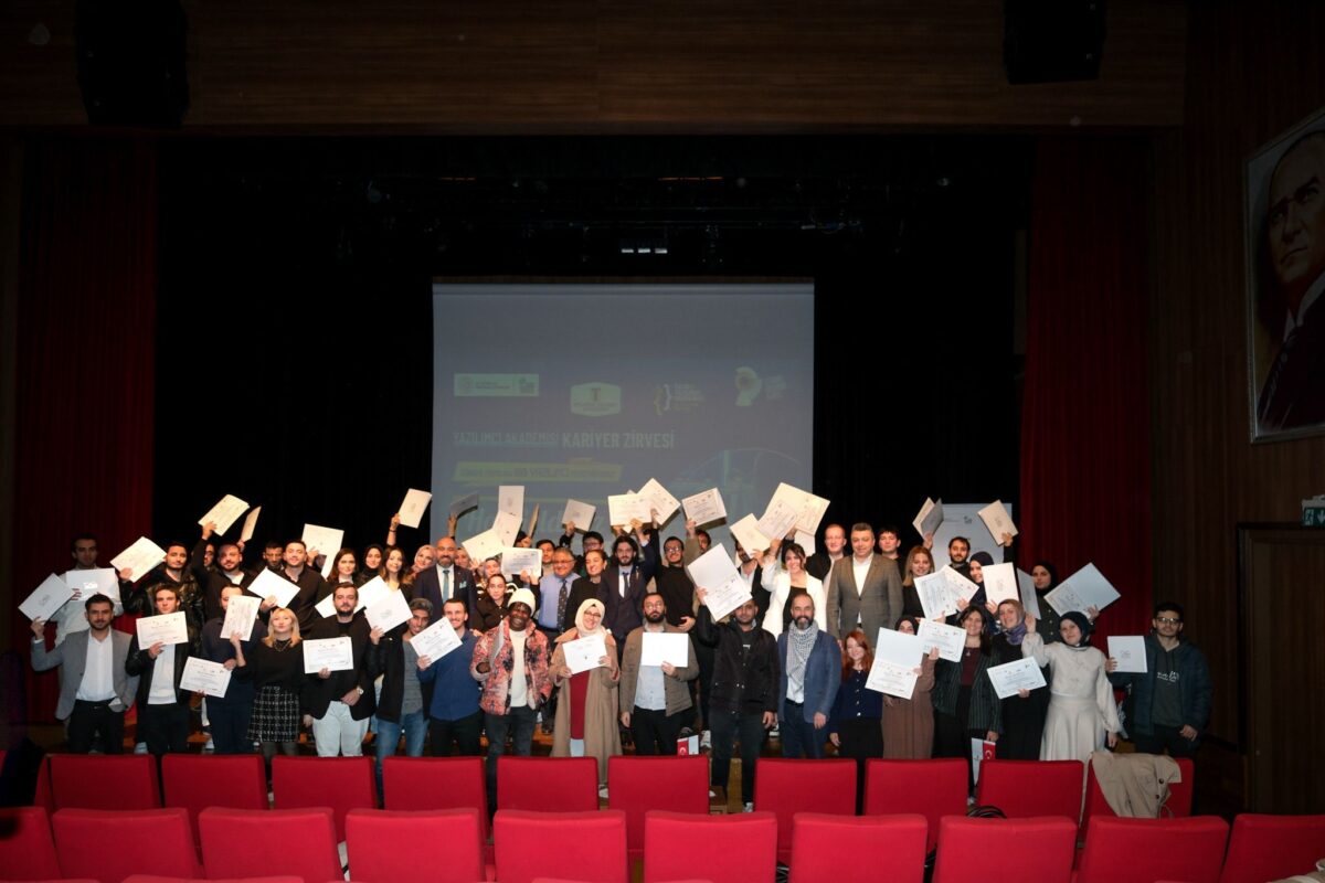 Geleceğin Yazılımcıları Sektöre İlk Adımını Attı İstanbul Ticaret Üniversitesi’nin İstanbul Kalkınma Ajansı desteğiyle hayata geçirdiği Ticar@ Yazılımcı Akademisi, 118 yazılımcı adayını sektöre kazandırdı. Mezun kursiyerler, projelerini Kariyer Zirvesi’nde teknoloji dünyasının beğenisine sunarak sektöre ilk adımlarını attı. Etkinlikte düzenlenen panelde, akıllı şehir teknolojilerinin ve dijitalleşmenin istihdama katkıları ele alındı. hakkında Yazilimci Akademisi