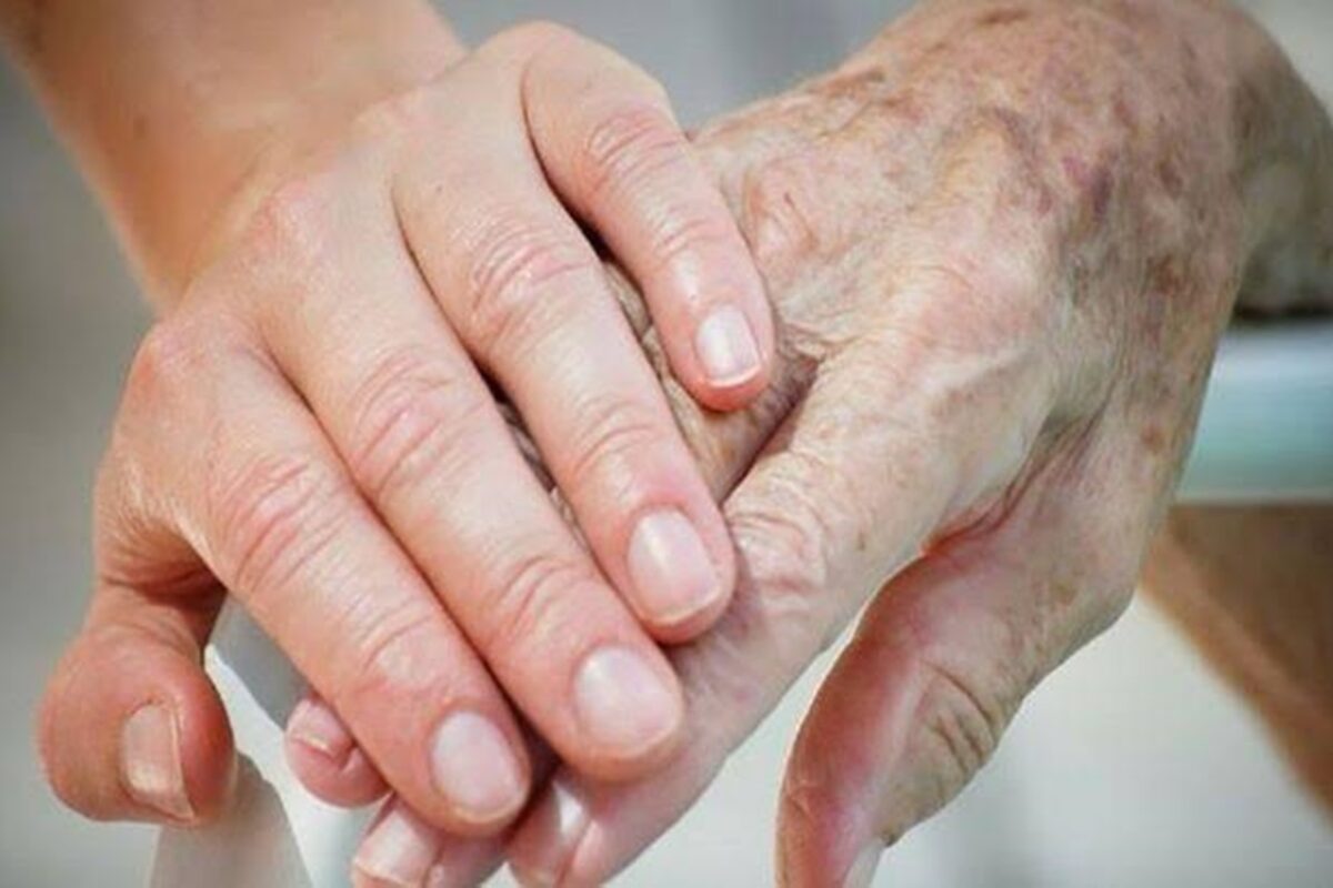 Yüzünüz Genç Görünebilir Ama Eller Gerçekleri Söylüyor Olabilir Yüz bölgesine yapılan bakım ve gençleştirme işlemleriyle daha dinç bir görünüm elde etmek mümkün. Ancak bu bakım elleri kapsamadığında, zamanla dikkat çeken bir uyumsuzluk ortaya çıkabiliyor. Dermatoloji Uzmanı Dr. Aslı Tokmak, ellerin yaşlanma sürecindeki rolüne ve bu süreci yavaşlatmak için alınabilecek önlemlere dikkat çekiyor. hakkında eller 1