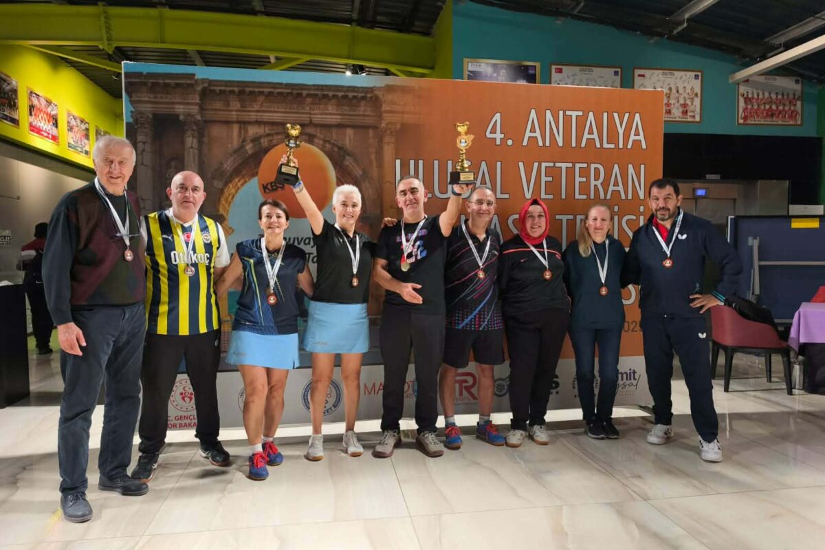 Kürşat Çavuşoğlu’ndan ulusal turnuvada iki altın madalya Antalya Veteran Masa Tenisçileri Spor Kulübü tarafından düzenlenen turnuvaya, 203 kadın ve erkek sporcu katıldı. Kürşat Çavuşoğlu, açık turnuvada tek erkekler şampiyonu oldu ve yaş grubunda ise teklerde birinciliği elde ederek altın madalya kazandı. Antalya Ulusal Veteran Masa Tenisi Turnuvası