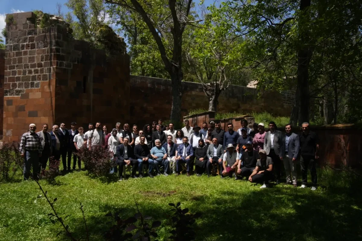 Sonsuz Güzel filminin çekimleri Ahlat’ta başladı Bitlis'in tarihi ilçesi Ahlat, Kültür ve Turizm Bakanlığı ile TRT ortak yapımı olan, Mesut Uçakan imzalı Sonsuz Güzel filminin çekimlerine ev sahipliği yapıyor. Sonsuz Güzel filminin çekimleri Ahlat’ta başladı