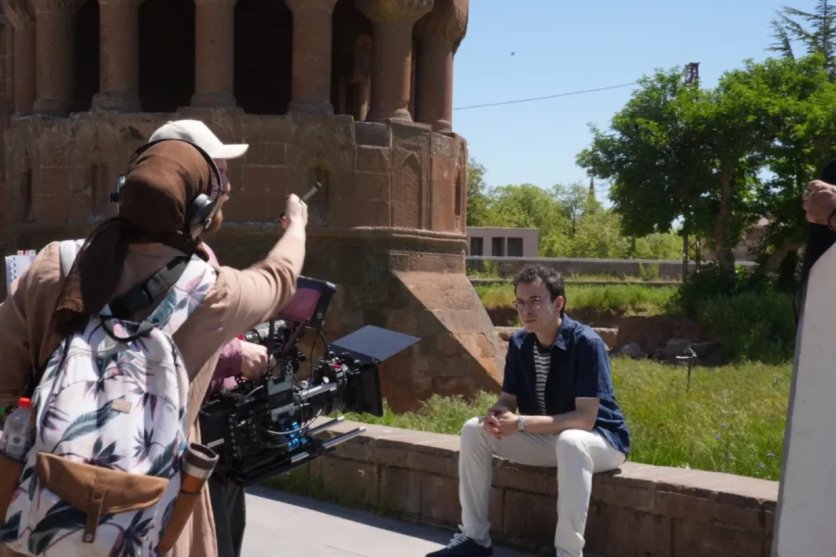 Sonsuz Güzel filminin çekimleri Ahlat’ta başladı Bitlis'in tarihi ilçesi Ahlat, Kültür ve Turizm Bakanlığı ile TRT ortak yapımı olan, Mesut Uçakan imzalı Sonsuz Güzel filminin çekimlerine ev sahipliği yapıyor. Sonsuz Güzel filminin çekimleri Ahlat’ta başladı