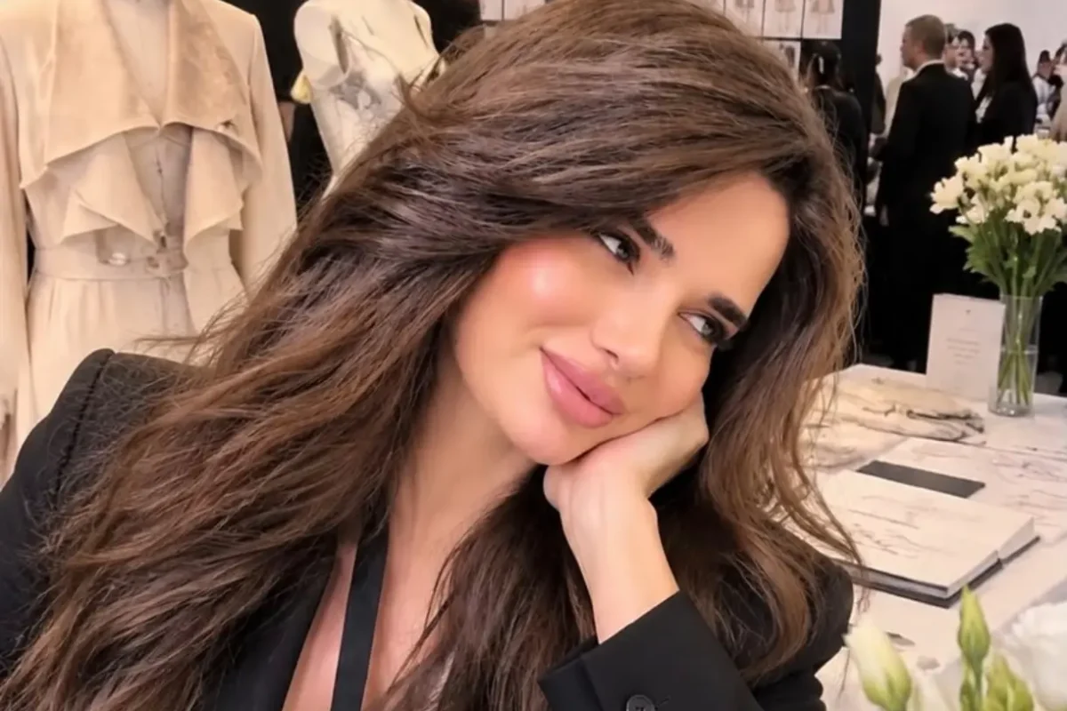 Adelina Misir Moda Dünyasında Kendi Çizgisini Oluşturuyor: Sadelik, Zarafet ve Özgünlük Bir Arada Moda dünyasında kişisel tarzını ortaya koymak isteyen yeni nesil isimlerden biri olan Adelina Misir, tasarım anlayışı ve sosyal medyadaki görünürlüğüyle dikkat çekiyor. Adelina Misir